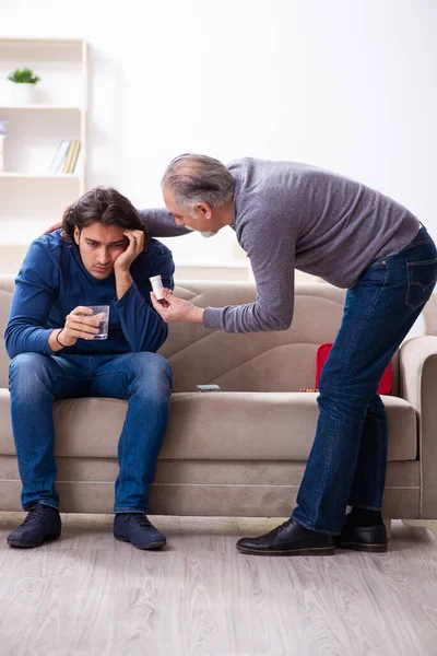 Grootvader en kleinzoon in EHBO-concept — Stockfoto