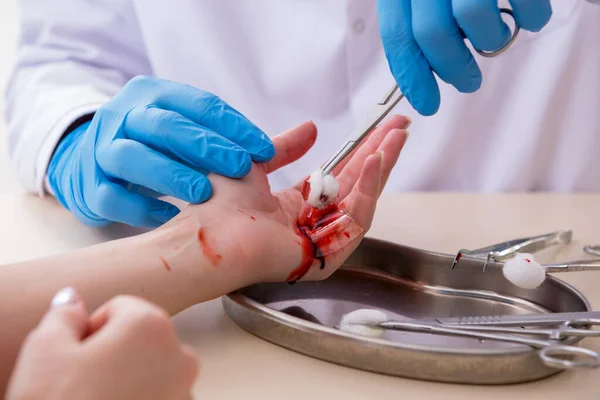 Femme blessée à la main visitant médecin masculin — Photo
