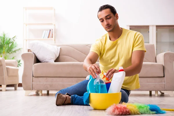 Jeune entrepreneur masculin effectuant des travaux ménagers à la maison — Photo