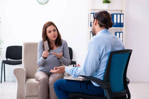 Mujer embarazada visitando joven psicólogo masculino — Foto de Stock