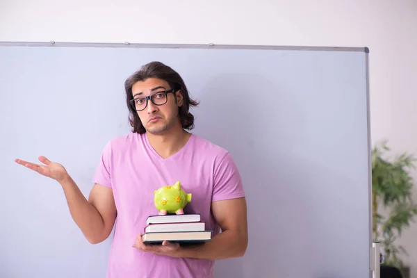 Joven estudiante masculino en frente de la junta —  Fotos de Stock