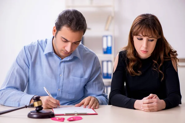 Pareja joven en el juzgado en el concepto de divorcio — Foto de Stock