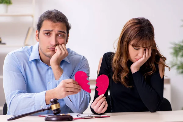 Молодая пара в здании суда в концепции развода — стоковое фото