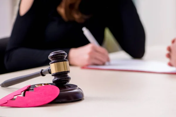 젊은 남녀가 이혼하는 개념으로 법정에 선 모습 — 스톡 사진