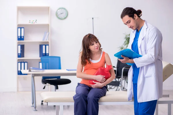 Беременная женщина посещает врача-гинеколога — стоковое фото