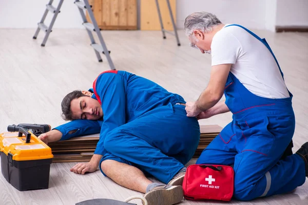 Twee aannemers en slang binnen — Stockfoto