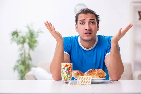 Jovem faminto no conceito de dieta — Fotografia de Stock