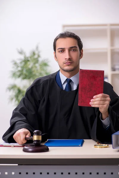 법정에서 일하는 젊은 남자 판사 — 스톡 사진