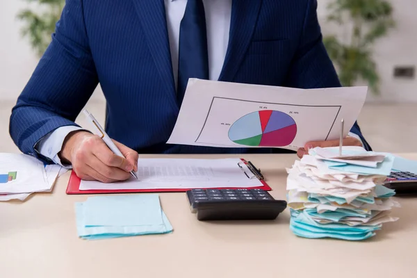 Junge männliche Finanzmanagerin im Büro — Stockfoto