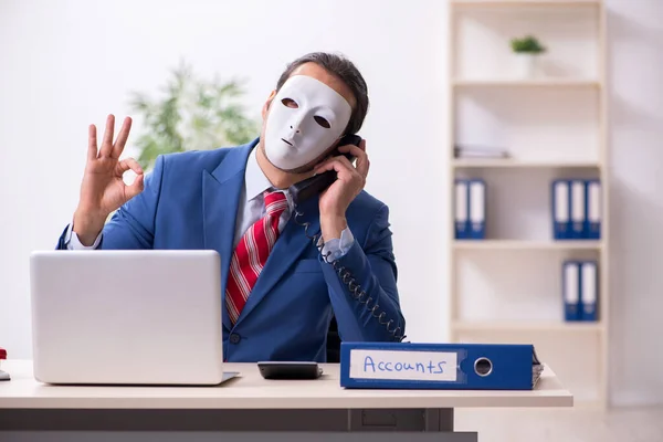 Mužský zaměstnanec s maskou v konceptu hipocrisy — Stock fotografie