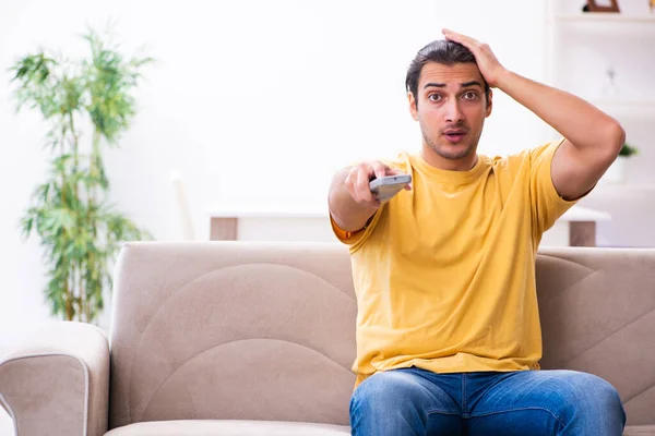 Hombre joven viendo la televisión en casa —  Fotos de Stock