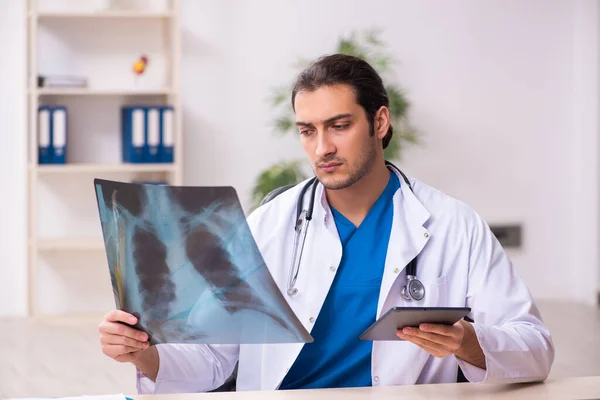 Joven doctor en concepto de telemedicina —  Fotos de Stock