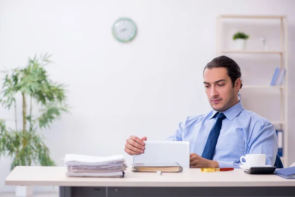 Joven empleado masculino en la oficina — Foto de Stock