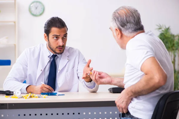 Paciente que sufre de diabetes médico visitante — Foto de Stock