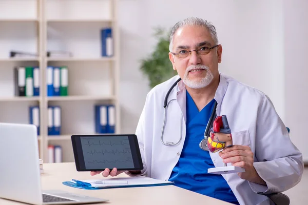 Velho médico cardiologista no conceito de telessaúde — Fotografia de Stock