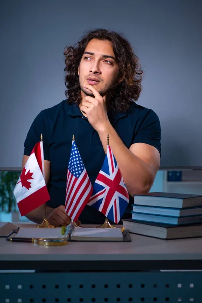 Jeune étudiant dans la salle de classe la nuit — Photo