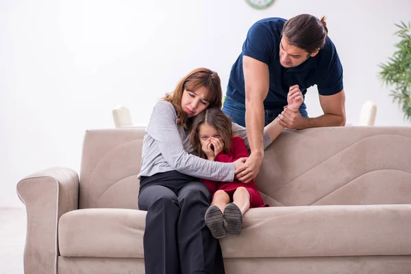 Junges Paar und ihre Tochter im Familienkonflikt — Stockfoto