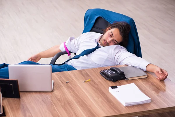 Drogenabhängige männliche Angestellte arbeitet im Büro — Stockfoto