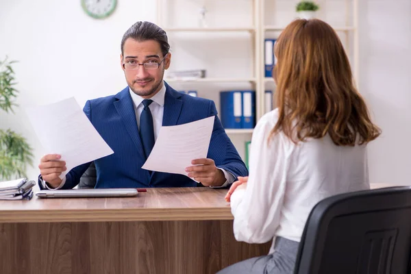 Ontmoeting tussen zakenman en zakenvrouw — Stockfoto