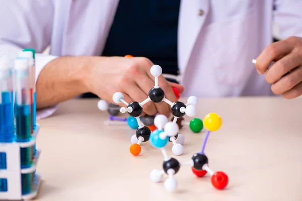 Jovem cientista sentado na sala de aula — Fotografia de Stock