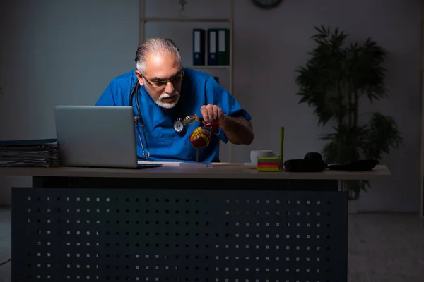 Médecin homme âgé à l'hôpital la nuit — Photo