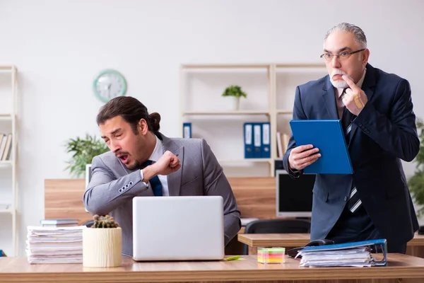 Två anställda i pandemikonceptet på arbetsplatsen — Stockfoto