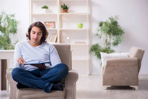 Giovane studente maschio preparazione per gli esami a casa — Foto Stock