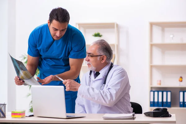 Deux médecins masculins travaillant à la clinique — Photo