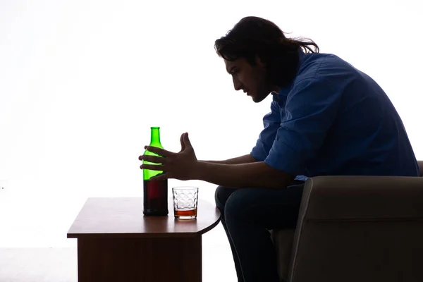 Jongeman die lijdt aan alcoholisme — Stockfoto