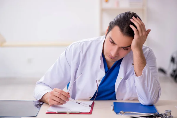 Young doctor working in the hospital — Stock Photo, Image