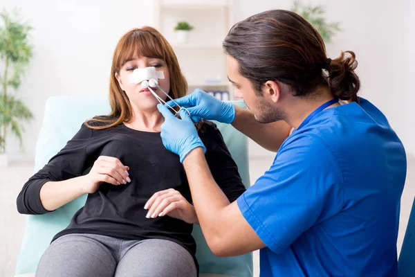 Jonge mooie vrouw op bezoek arts in plastische chirurgie concept — Stockfoto