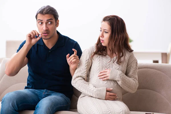 Muž a těhotná žena v antismoking konceptu — Stock fotografie