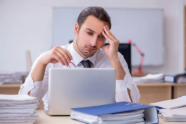 Ung manlig anställd missnöjd med överdrivet arbete — Stockfoto