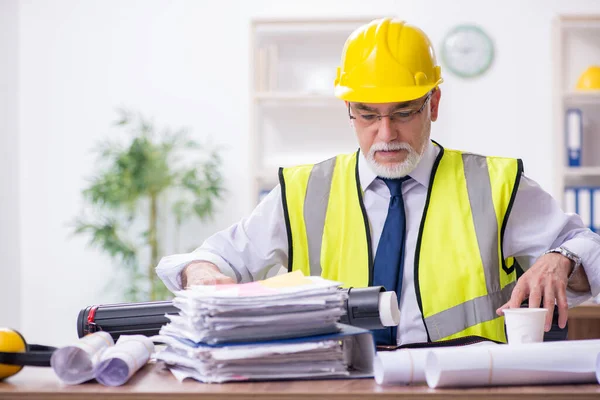 Old male architect working in the office — Stock Photo, Image