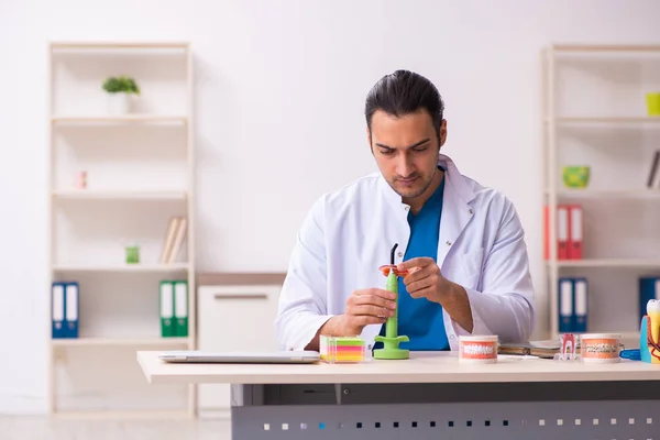 Junger Zahnarzt arbeitet in der Klinik — Stockfoto