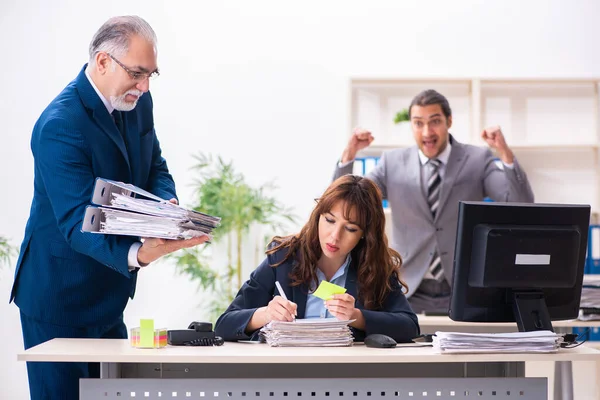 Two male and one female employees working in the office — Stock Photo, Image