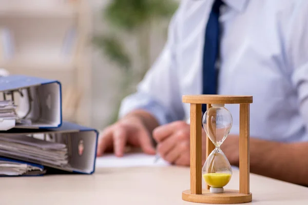 Ung manlig anställd i time management koncept — Stockfoto