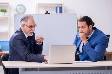 Yound ve eski çalışanlar iş sunumu konsepti