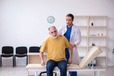 Yaşlı adam genç doktor masörünü ziyaret ediyor.