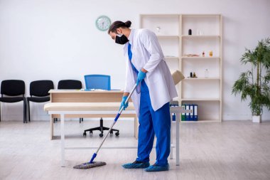 Genç erkek müteahhit salgın konseptinde dezenfekte kliniği