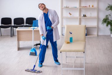 Genç erkek müteahhit salgın konseptinde dezenfekte kliniği