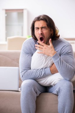 Evden çalışan genç bir işçi.