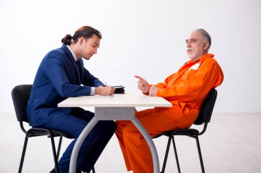 Duruşma öncesi gözaltı avukatıyla eski tutsak toplantısı