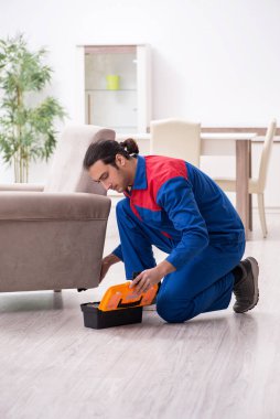 Genç erkek marangoz içeride çalışıyor.