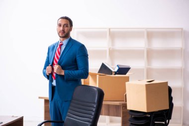 Taşınma konseptinde çalışan genç bir erkek.