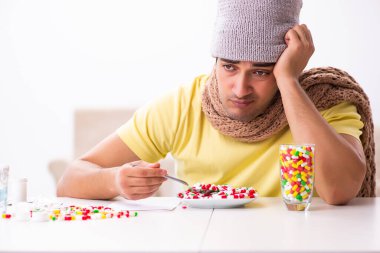 Genç adam evde acı çekiyor.