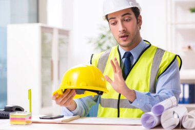 Ofiste çalışan genç erkek mimar.