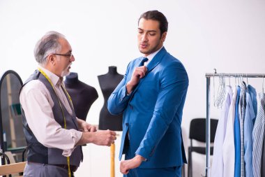 Genç işadamı yaşlı terziyi ziyaret ediyor.