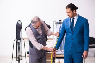 Genç işadamı yaşlı terziyi ziyaret ediyor.