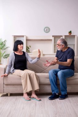 Yaşlı çift evde tartışıyor.